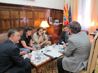 El presidente del TSJA y el juez decano de Zaragoza, Angel Dolado, con el Alcalde de Zaragoza, Pedro Santisteve y los concejales Luisa Broto y Pablo Hijar